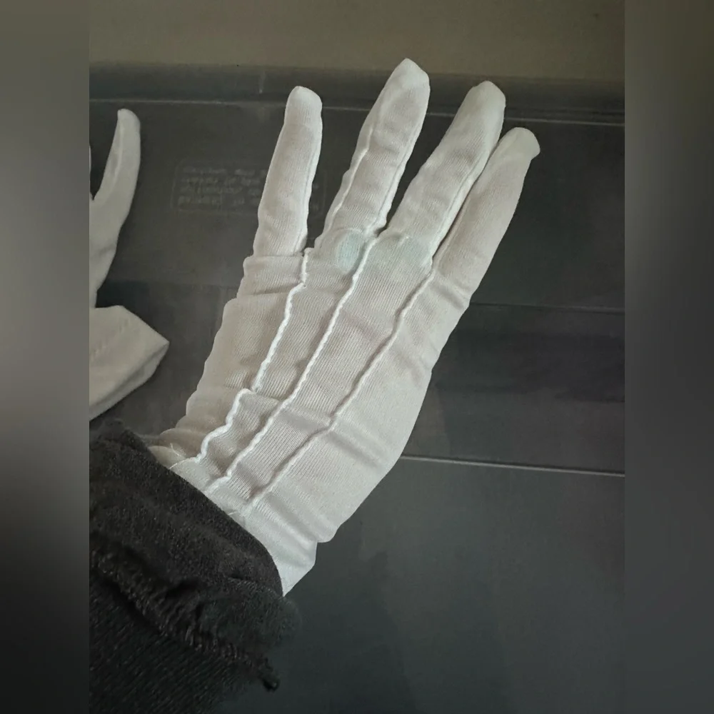 Etiquette Glove I opened the package no size on package fits me fine